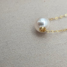 Load image into Gallery viewer, Japanese Akoya Pearl Pendant + Chain, 18k Yellow Gold
