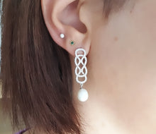 Load image into Gallery viewer, Gorgoues Crystal & Freshwater Pearl Earring, Sterling Silver