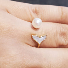 Load image into Gallery viewer, Whale&#39;s Tail Japanese Akoya Pearl Ring, 18k Yellow Gold
